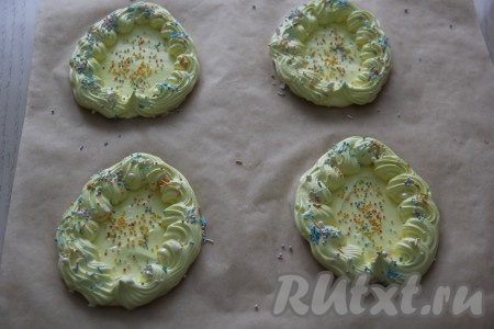 Яйца из меренги посыпать цветной посыпкой. Если останется в кулинарном мешке белковая масса, её можно выложить на противень в виде небольших безешек, которые после выпечки можно использовать, например, для украшения куличей или просто съесть.