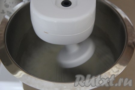 Белки влить в абсолютно сухую чашу миксера, взбить миксером до пышной пены.