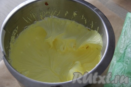 Добавить жёлтый краситель и перемешать.

