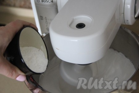 Всыпать в конце взбивания сахарную пудру и взбивать ещё, примерно, 1 минуту.