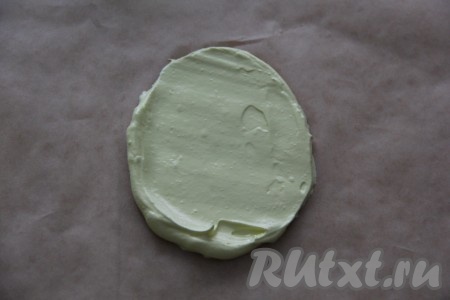 На пергаменте нарисовать овалы в виде яйца любого размера. Я делала большие украшения. Выложить часть взбитых белков на пергамент внутрь нарисованных овалов и аккуратно разровнять, не заходя за границы овалов. Таким образом сформировать все заготовки яиц. На это уйдёт, примерно, 1/3 часть всех взбитых белков.