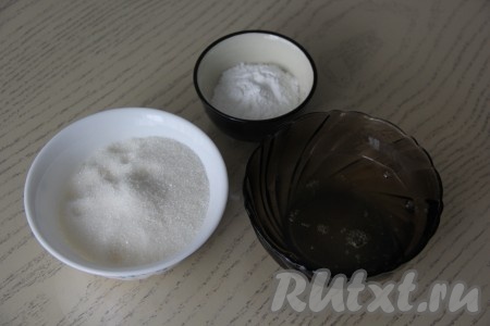 Подготовить продукты. Очень аккуратно разделить яйца на белки и желтки. Чтобы белки взбились, ни капля желтка не должна попасть к белкам. Для приготовления пасхальных яиц из меренги нам понадобится 100 грамм белков. Яичные белки хорошо охладить в холодильнике.