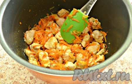 Обжаривать куриное мясо с овощами в течение 10 минут, не накрывая крышкой. Периодически ингредиенты перемешивать лопаточкой.