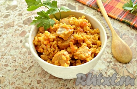 По прошествии времени рассыпчатый булгур с аппетитным, нежным куриным филе будет готов. Раскладываем вкусное, сытное блюдо из чаши мультиварки по тарелкам и сразу подаём к столу.