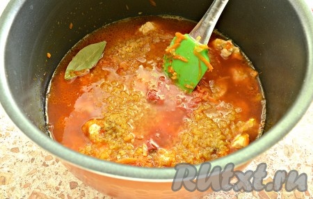 Влить кипяченую воду, перемешать.