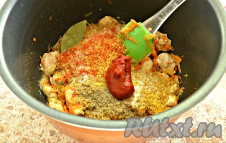 Добавить томатную пасту, соль, паприку, лавровый лист и молотый чёрный перец.