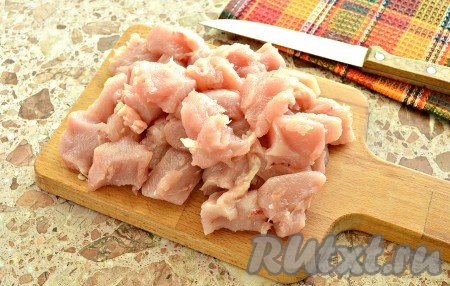 Куриное филе нарезать на кусочки шириной, примерно, 2 см, выложить в чашу к обжаренным овощам, перемешать. Кстати, вместо куриного филе можно взять другие «мясистые» части птицы - окорочка, бёдра, голени. Мясо нужно будет снять с кости, а потом уже нарезать на кусочки.