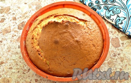 Отправить форму с заготовкой пирога в разогретую до 180 градусов духовку на 45 минут. Готовность пирога проверить сухой деревянной лучинкой (лучинка при прокалывании теста полностью готового пирога должна остаться сухой).