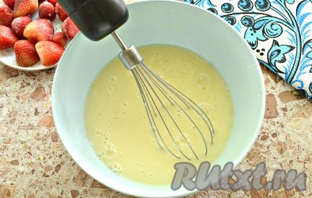 Перемешать получившуюся массу миксером в течение 2 минут.