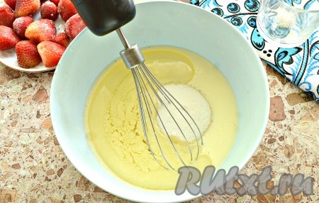 В получившуюся смесь всыпать сахар, влить растительное масло без запаха.