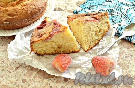 Пирог на кефире с замороженной клубникой