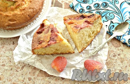 Выпечку достать из духовки, затем остудить, перевернуть на тарелку ягодами вверх, разрезать на порции и подать к столу. Посмотрите, каким аппетитным получился пирог на кефире с замороженной клубникой в разрезе. Уверена, пышная, воздушная выпечка, дополненная ароматом и вкусом клубники, никого не оставит равнодушным!