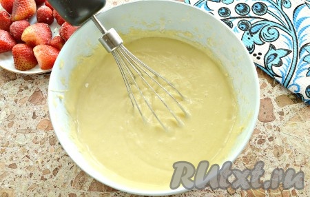 Тесто для пирога получается довольно густым, вязким.