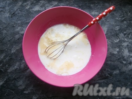 В яично-масляную смесь влить молоко и аккуратно перемешать смесь венчиком до однородности.