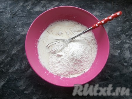 В получившуюся  жидкую смесь всыпать мучную смесь.