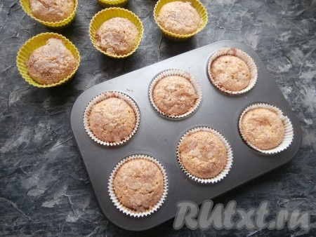 Выпекать маффины с корицей в разогретой до 180 градусов духовке 25-35 минут.