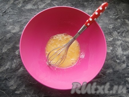 Яйцо разбить в достаточно объёмную миску. Взбить яйцо венчиком до лёгкой пены.