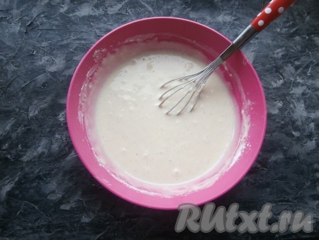 Замесить венчиком негустое тесто, по консистенции похожее на сгущённое молоко.