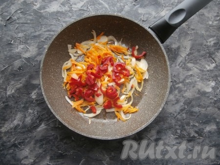 Когда овощи станут достаточно мягкими, добавить к ним болгарский перец, нарезанный соломкой, перемешать.