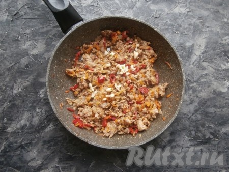 Тщательно перемешивая, обжаривать фарш на небольшом огне до готовности (в течение 8-10 минут). В конце добавить измельчённый чеснок и ещё раз перемешать.