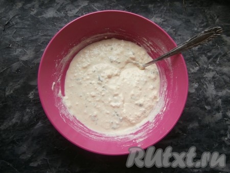 Перемешать, должно получиться не очень густое тесто, похожее на тесто для оладий.