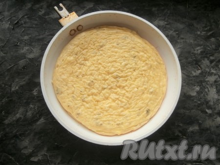 Духовку заранее разогреть до 200 градусов, а затем выпекать в ней ленивое хачапури с творогом в течение 25-30 минут.