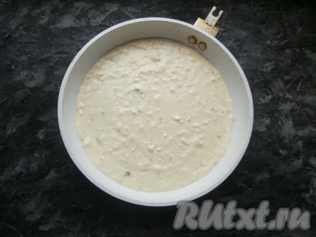 Сковороду со съёмной ручкой (или форму для выпечки) диаметром 24-26 см хорошенько смазать растительным маслом (желательно дно застелить пергаментом) и выложить подготовленное тесто.