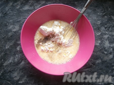 Хорошо взбить молоко с солью и яйцами венчиком, добавить чёрный молотый перец и творог.