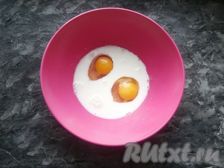 В молоко комнатной температуры добавить соль и яйца.