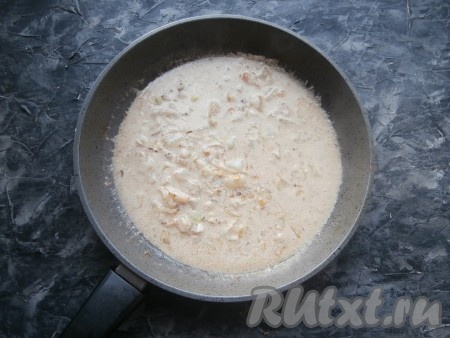Эту смесь добавить к луку в сковороду, перемешать и прогреть на небольшом огне минуты 2.