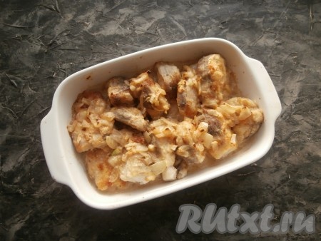 Запекать хека в сметане с луком около 20 минут в разогретой до 180 градусов духовке.