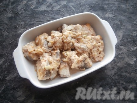 Залить полученной сметанной смесью обжаренные кусочки хека, выложенные в форму для запекания.
