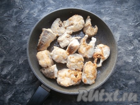 Обжарить хека на среднем огне до румяности с двух сторон.