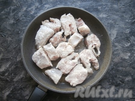 Подготовленные кусочки хека выложить на сковороду, хорошо разогретую с растительным маслом.