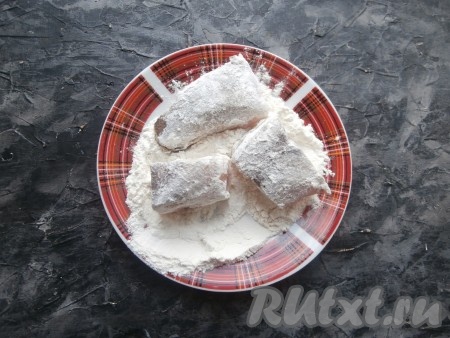 Кусочки хека посолить, поперчить, а затем обвалять в муке со всех сторон.