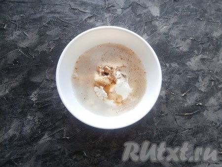 В отдельной посуде смешать сметану с тёплой водой, соевым соусом, сушёным чесноком и кориандром.