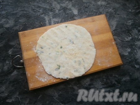 Каждый шарик раскатать (или растянуть руками), подсыпав немного муки на стол, в тонкую лепёшку.