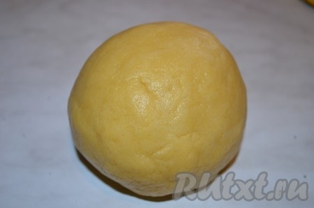 Постепенно добавляя оставшуюся муку, собираем тесто в мягкий, чуть липнущий к рукам шар. Кладём тесто в целлофановый пакет и убираем на 30 минут в холодильник. Муки может потребоваться чуть больше или чуть меньше, чем указано в ингредиентах, главное, чтобы тесто собралось в шар и при этом было слегка липнущим к ладоням.