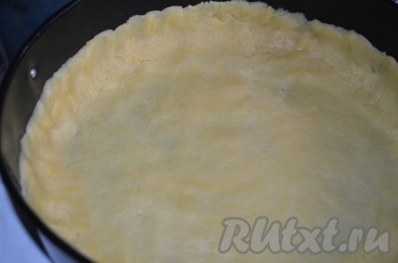 По прошествии времени достаём тесто. Бока и дно формы для выпечки смазываем сливочным маслом. Выкладываем тесто, формируя бортики. Я использовала форму диаметром 24 сантиметра.