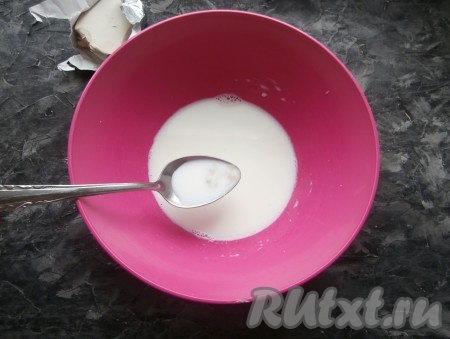 В тёплом молоке (температура молока должна быть около 40 градусов) развести прессованные дрожжи, всыпать сахар. Если будете использовать сухие дрожжи, всыпьте их по инструкции на упаковке (или в молоко, или добавляйте с мукой).