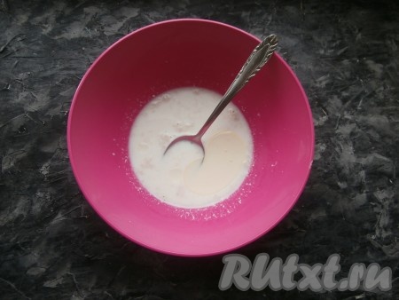 Добавить растительное масло и соль.