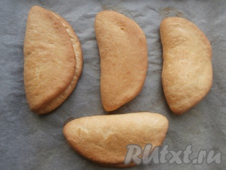 Выпекать булочки в разогретой духовке около 20-25 минут при температуре 200 градусов.