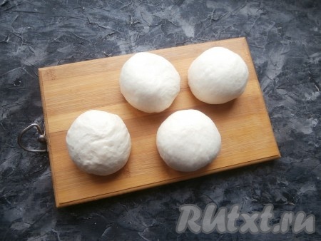 Разделить тесто на 4 части, скатать каждую - в шарик.