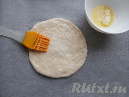 Каждый шарик раскатать в лепёшку толщиной около 0,5 см. Сливочное масло растопить (или предварительно размягчить при комнатной температуре в течение пары часов). Смазать лепёшки сливочным маслом.