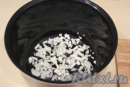 Очистить половину крупной луковицы (или 1 небольшую луковицу) и мелко нарезать. В чашу мультиварки влить растительное масло, выложить лук и, не закрывая крышку мультиварки, обжарить его, иногда помешивая, на режиме "Жарка" в течение 3-5 минут.