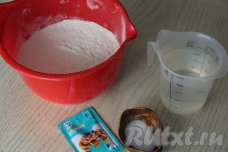 Подготовить продукты для замешивания теста для французского багета по классическому рецепту. Воду подогреть до 30 градусов.