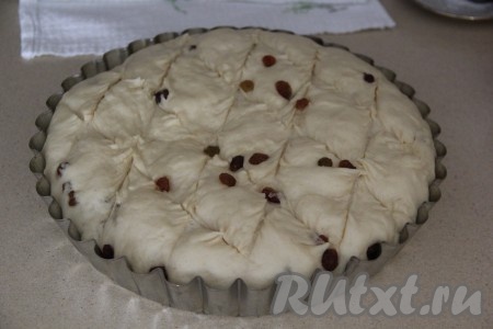 На поверхности пирога сделать ромбовидные надрезы острым ножом.