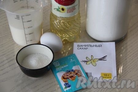 Подготовить продукты для замешивания дрожжевого теста для пирога с изюмом.