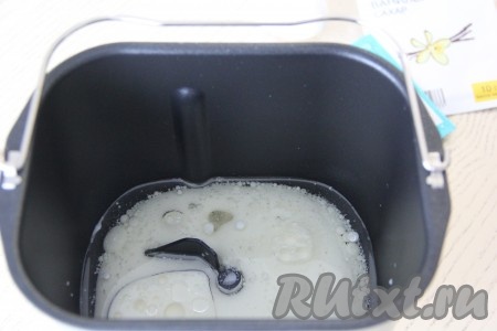 Вначале расскажу о том, как замесить тесто в хлебопечке. Влить в чашу хлебопечки тёплые молоко и воду (температура смеси молока и воды должна быть около 40 градусов), растительное масло, всыпать сахар и ванильный сахар.