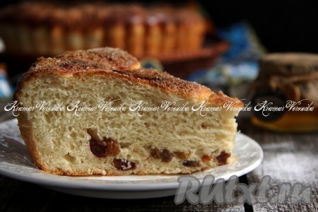 А вот как выглядит пирог с изюмом из дрожжевого теста в разрезе.